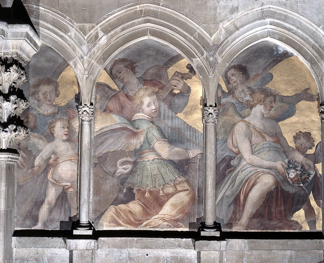 Angeli musicali all'interno di un chiostro trompe l'oeil, particolare di un angelo seduto che regge dei fiori - Duomo di Firenze